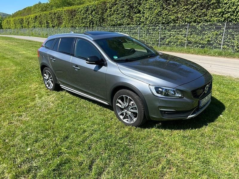 Gebraucht Volvo V60 CC Pro 245 PS (180 kW) 2017 Grau Kombi