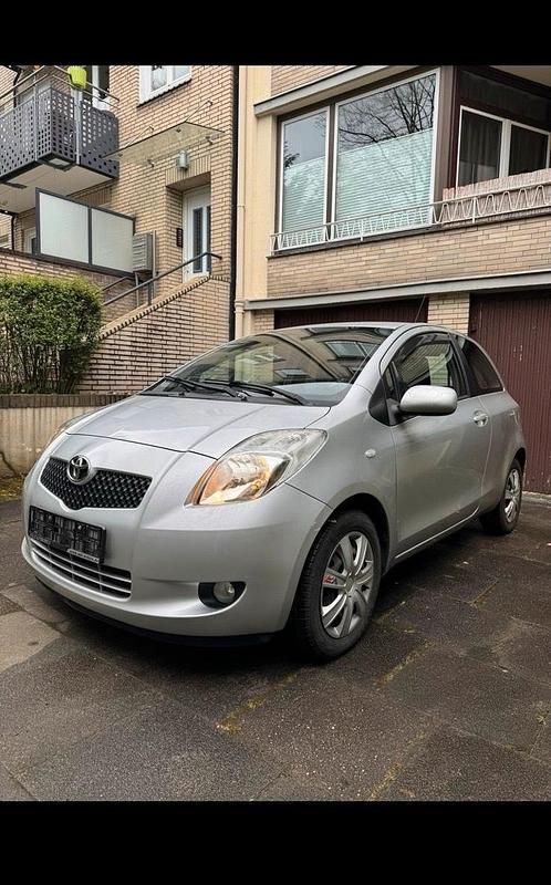Grau Gebraucht 2008 Toyota Yaris Kleinwagen | 2.399 € (Guter Preis) - Bild 1/4
