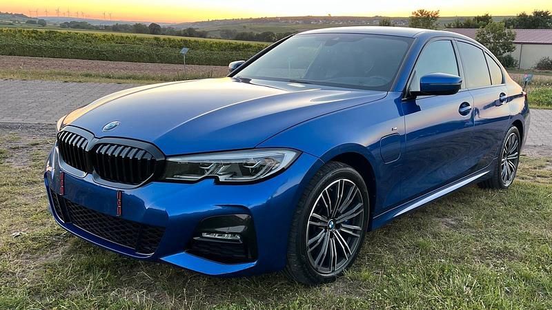 Blau Gebraucht 2019 BMW 330e M Sport Limousine | 35.500 € (Teuer) - Bild 1/4