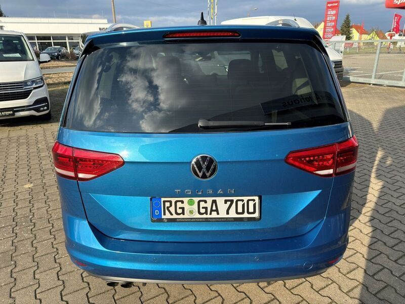 Używany VW Touran Active 150 KM (110 kW) 2021 Niebieski Minivan