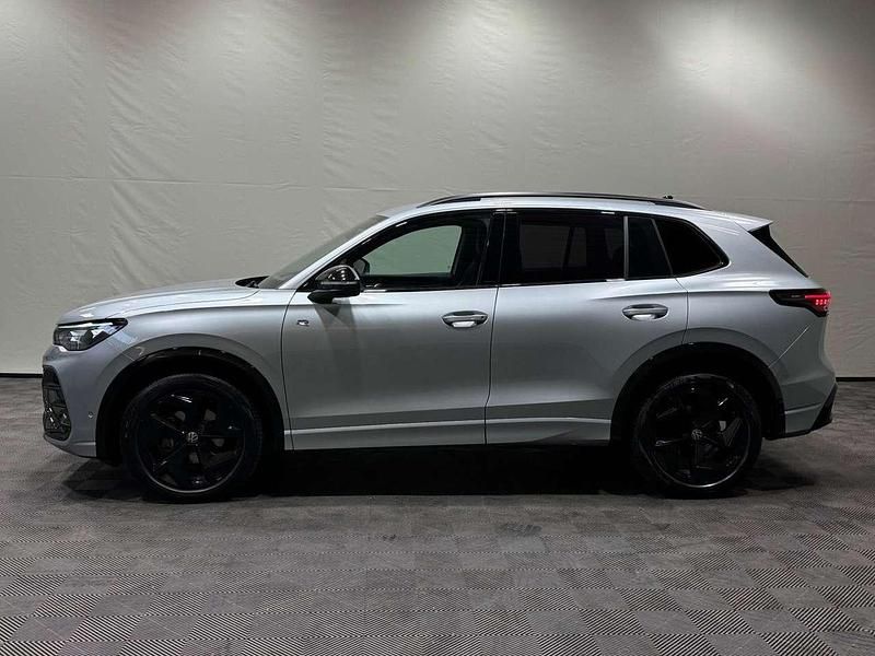 Gebraucht VW Tiguan R-line 150 PS (110 kW) 2024 Oyster silver metallic SUV