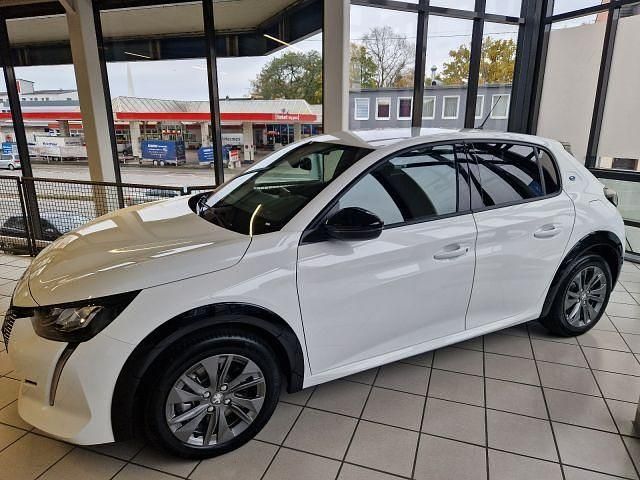 Gebraucht Peugeot e-208 Allure+ 100 kW (136 PS) 2023 Weiß Kleinwagen