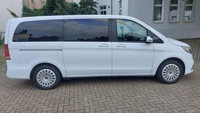 Weiß Gebraucht 2020 Mercedes V220 Van / Kleinbus | 36.490 € (Guter Preis) - Bild 1/4