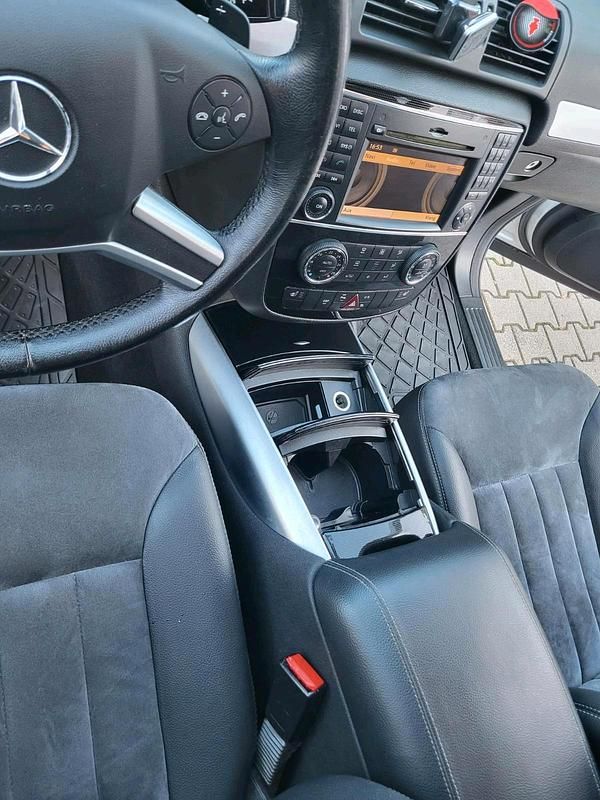 Grau Gebraucht 2008 Mercedes R320 Van / Kleinbus | 6.500 € (Fairer Preis) - Bild 1/4
