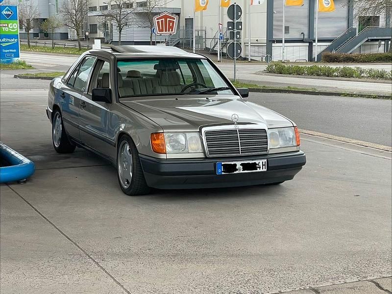 Gebraucht Mercedes E230 131 PS (96 kW) 1988 Gold Limousine
