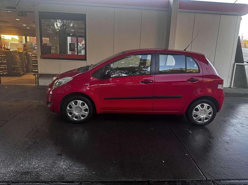 Rot Gebraucht 2009 Toyota Yaris Cool Limousine | 2.700 € (Guter Preis) - Bild 1/3
