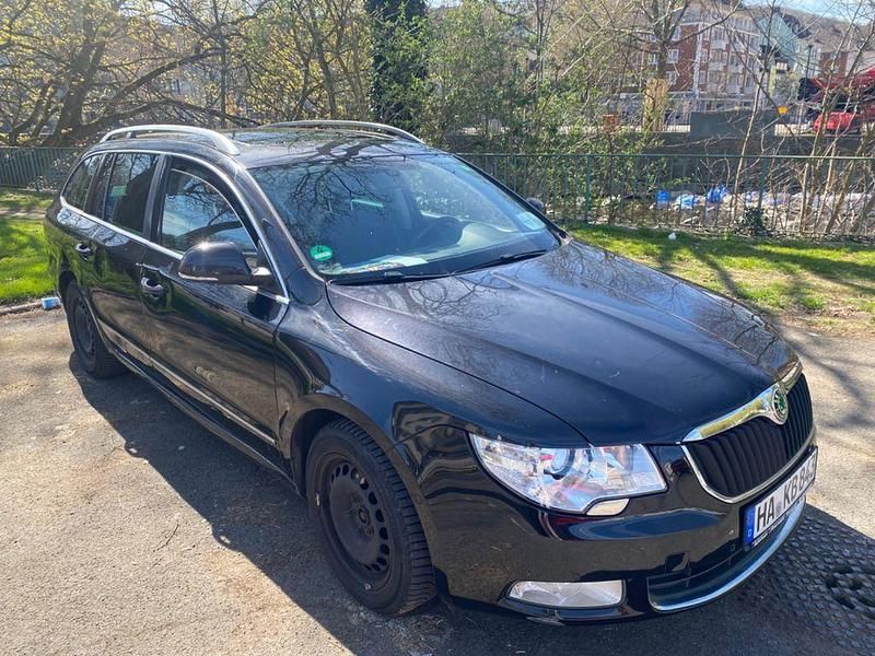 Schwarz Gebraucht 2011 Skoda Superb Elegance Kombi | 4.400 € (Fairer Preis) - Bild 1/4