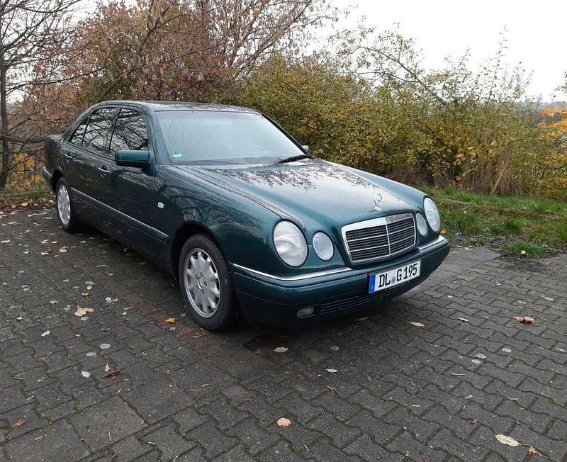 Grün Gebraucht 1998 Mercedes E240 Elegance Limousine | 2.000 € (Superpreis) - Bild 1/4