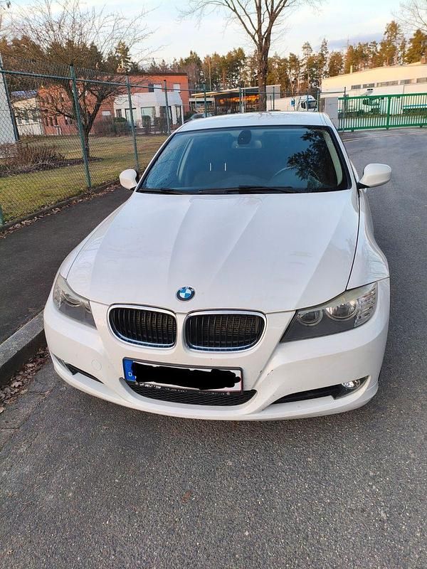 Gebraucht BMW 318 143 PS (105 kW) 2010 Weiß Limousine