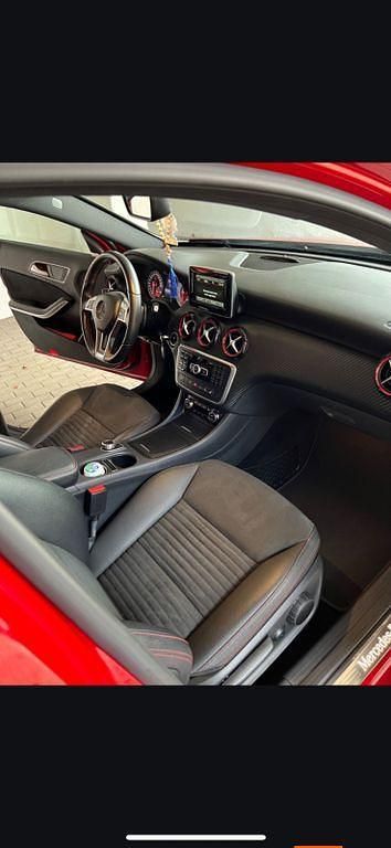 Rot Gebraucht 2014 Mercedes 250 Limousine | 17.990 € (Fairer Preis) - Bild 1/4