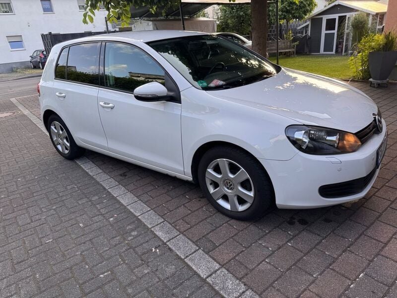 Weiß Gebraucht 2010 VW Golf VI Style Kleinwagen | 3.950 € (Superpreis) - Bild 1/4