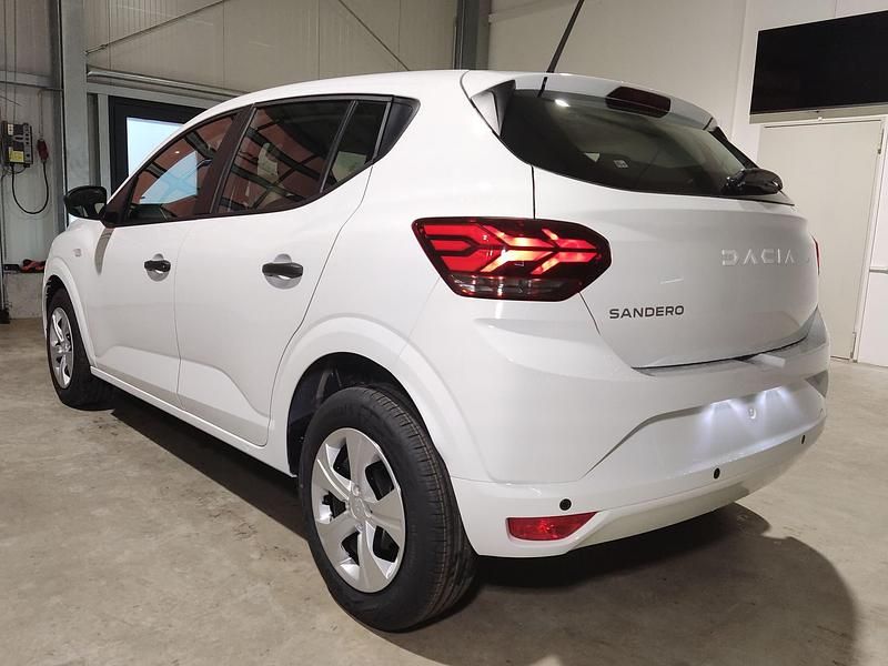 Neu Dacia Sandero Essentiel 91 PS (66 kW) 2025 Weiss Limousine