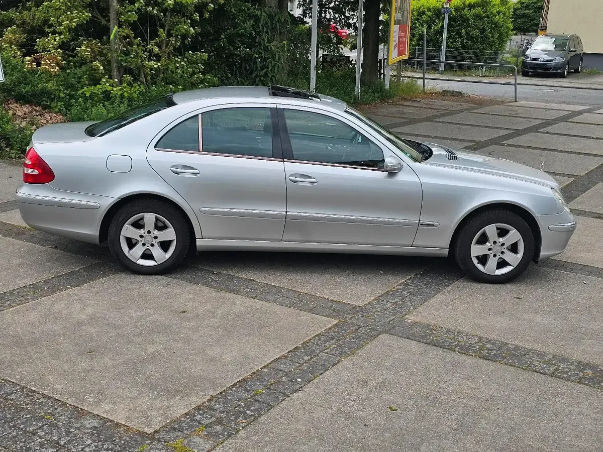 Używany Mercedes E320 204 KM (150 kW) 2004 Srebrny Sedan/Limuzyna