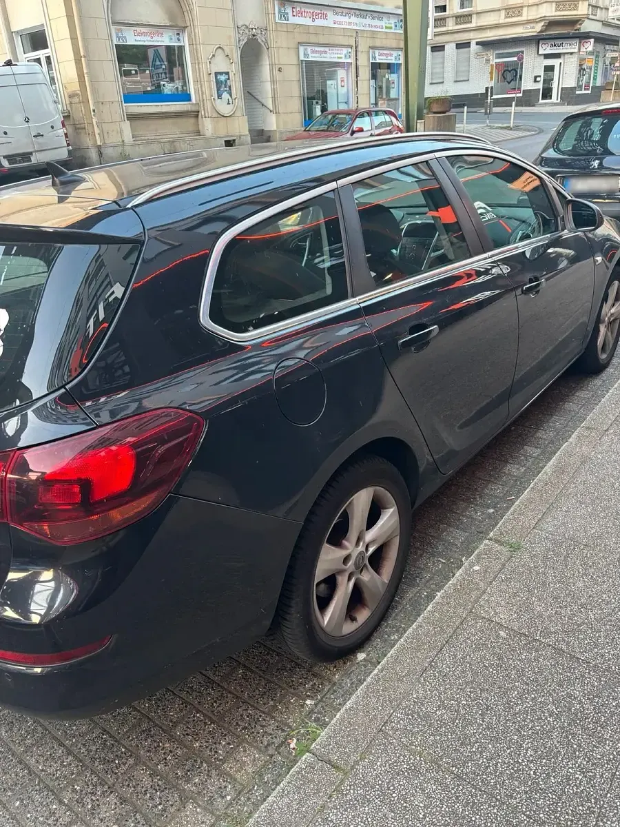 Gebraucht Opel Astra 125 PS (91 kW) 2011 Schwarz Kombi