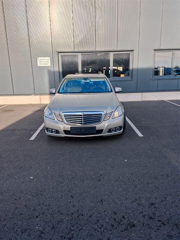 Gebraucht Mercedes E220 Elegance 170 PS (125 kW) 2010 Beige Limousine