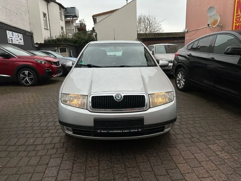 Używany Skoda Fabia 75 KM (55 kW) 2004 Srebrny Sedan/Limuzyna