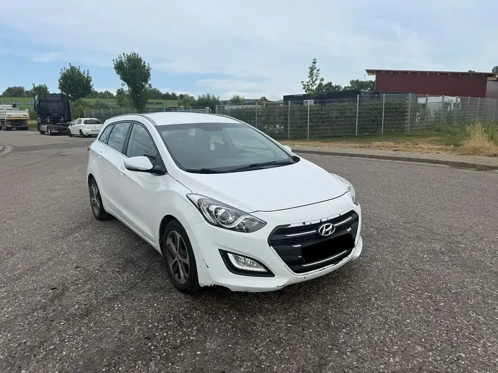 Gebraucht Hyundai i30 Style 110 PS (80 kW) 2015 Weiß Limousine
