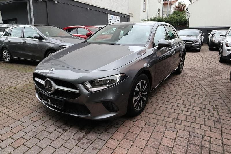 Grau Gebraucht 2020 Mercedes A180 Limousine | 19.850 € (Guter Preis) - Bild 1/4