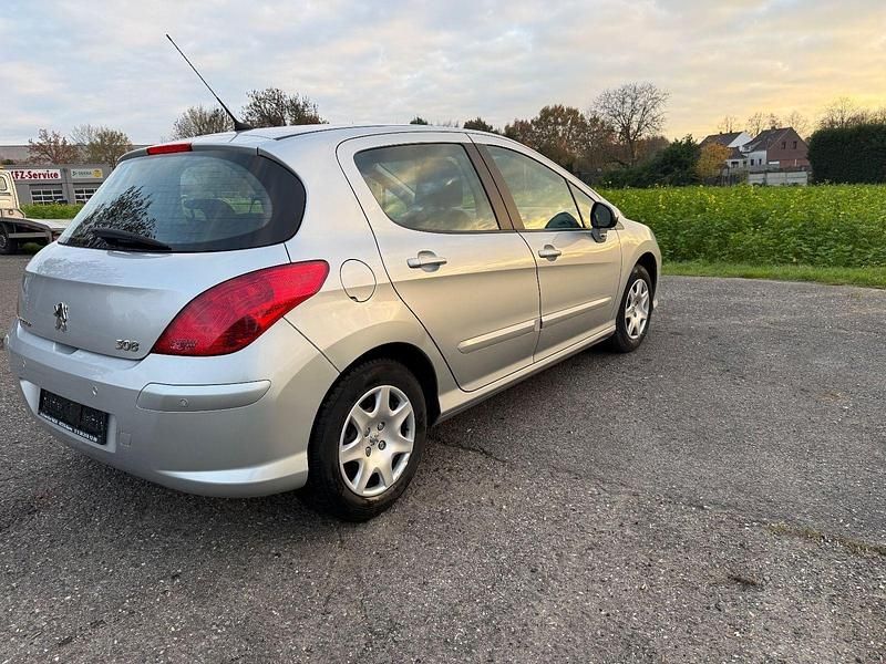 Gebraucht Peugeot 308 Platinum 111 PS (81 kW) 2011 Silber Limousine
