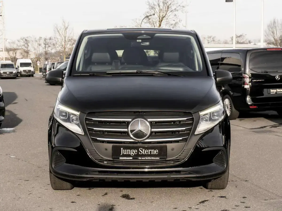 Gebraucht Mercedes Vito 237 PS (174 kW) 2025 Obsidianschwarz metallic Van