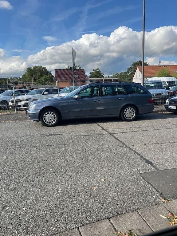 Blau Gebraucht 2004 Mercedes E220 Elegance Limousine | 2.499 € (Fairer Preis) - Bild 1/1