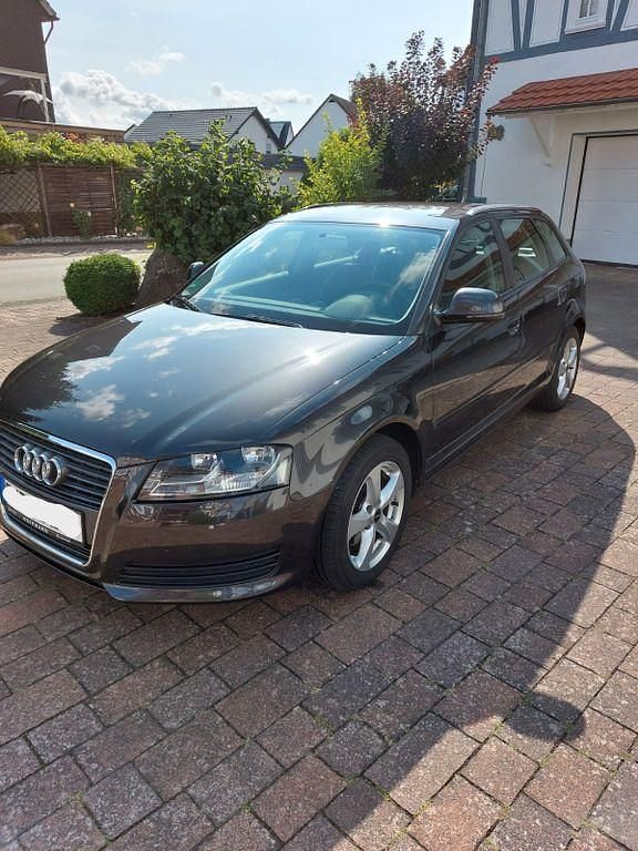 Grau Gebraucht 2010 Audi A3 Sportback Attraction Limousine | 4.200 € (Guter Preis) - Bild 1/4