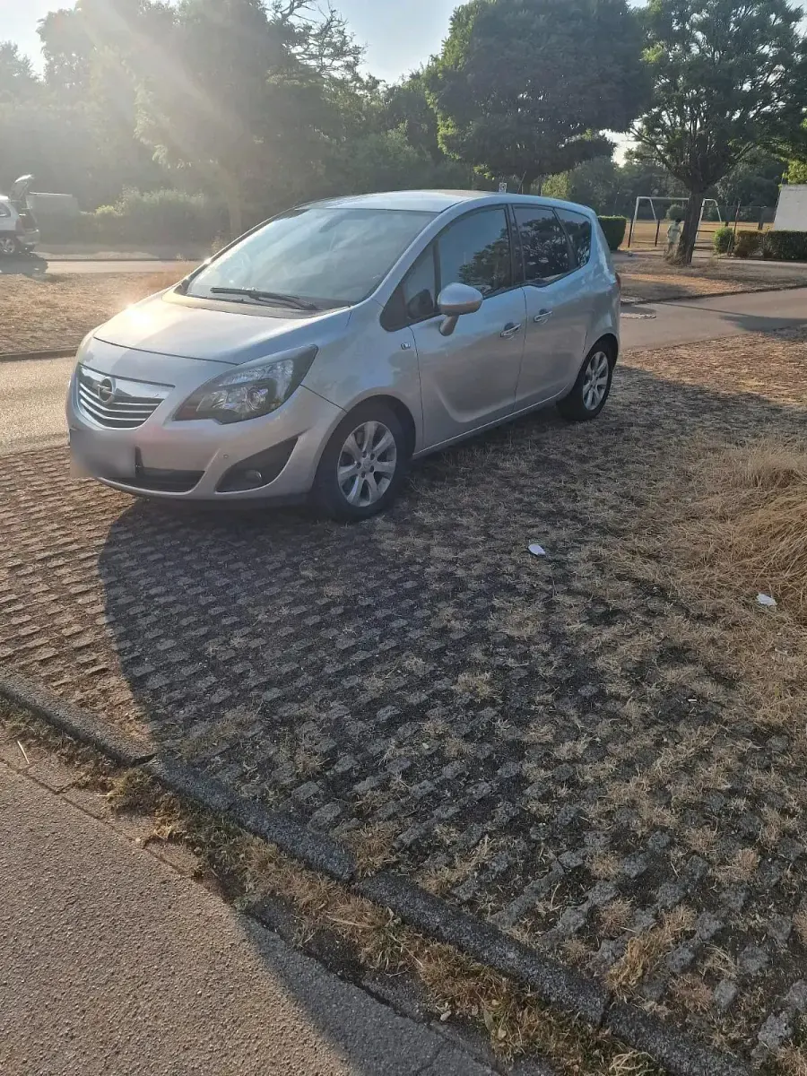 Gebraucht Opel Meriva 101 PS (74 kW) 2012 Silber Van / Kleinbus
