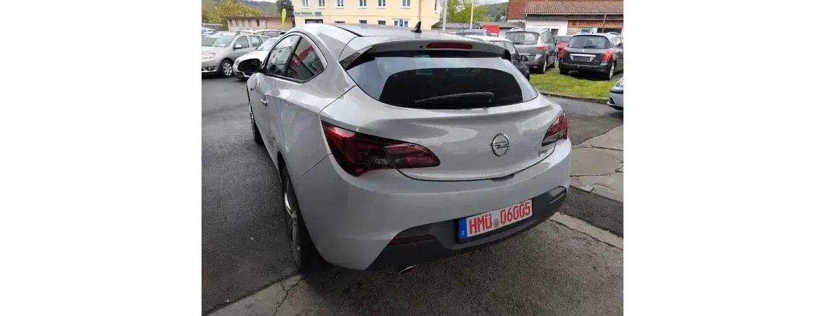 Second-hand Opel Astra 165 CP (121 kW) 2012 Alb Coupe