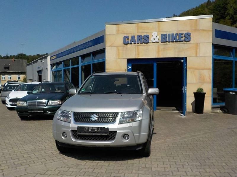Silber Gebraucht 2011 Suzuki Grand Vitara SUV | 6.990 € (Etwas zu teuer) - Bild 1/4