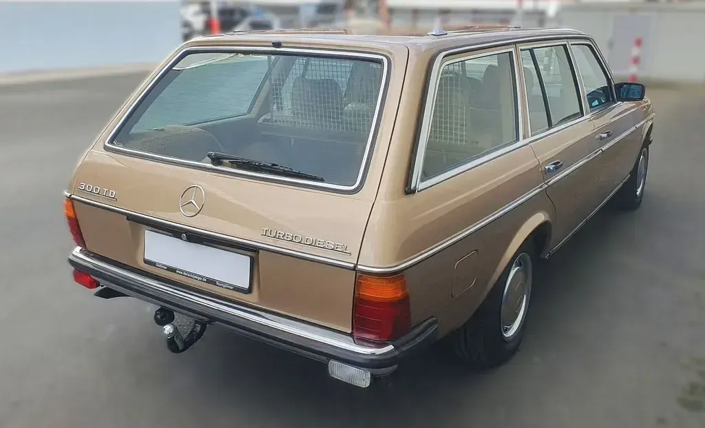 Gebraucht Mercedes 300 125 PS (91 kW) 1981 Gold Limousine