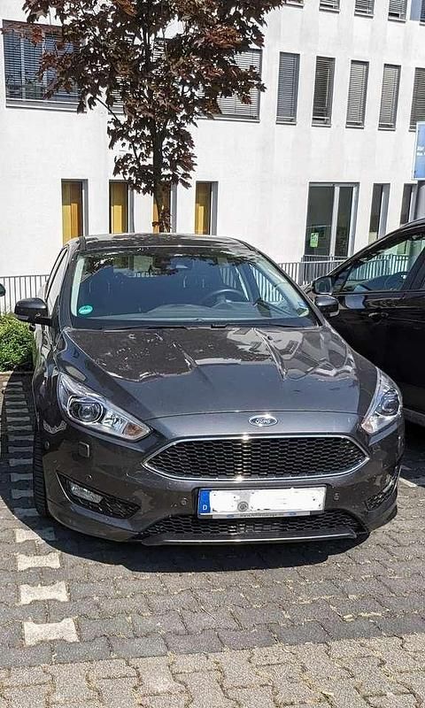 Gebraucht Ford Focus Titanium 120 PS (88 kW) 2016 Grau Limousine