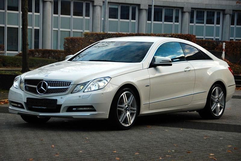 Weiß Gebraucht 2012 Mercedes E250 Coupé | 14.990 € (Etwas zu teuer) - Bild 1/4