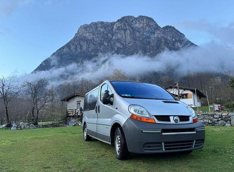 Second-hand Renault Trafic 100 CP (73 kW) 2002 Argintiu Monovolum