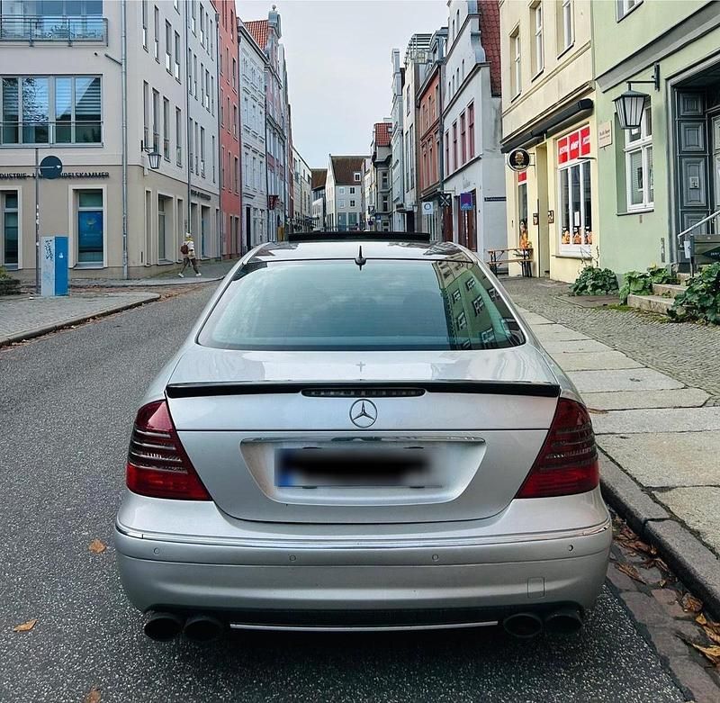 Grau Gebraucht 2004 Mercedes E500 Limousine | 8.400 € (Fairer Preis) - Bild 1/4