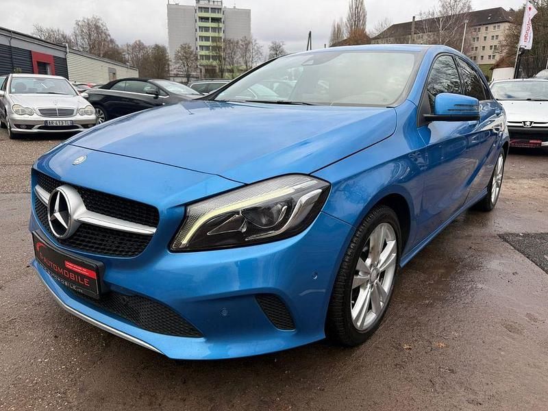 Gebraucht Mercedes A180 122 PS (89 kW) 2016 Blau Limousine