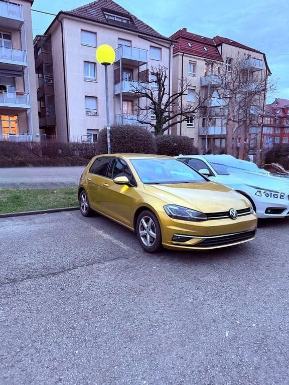 Gebraucht VW Golf VII Highline 150 PS (110 kW) 2016 Gold Limousine