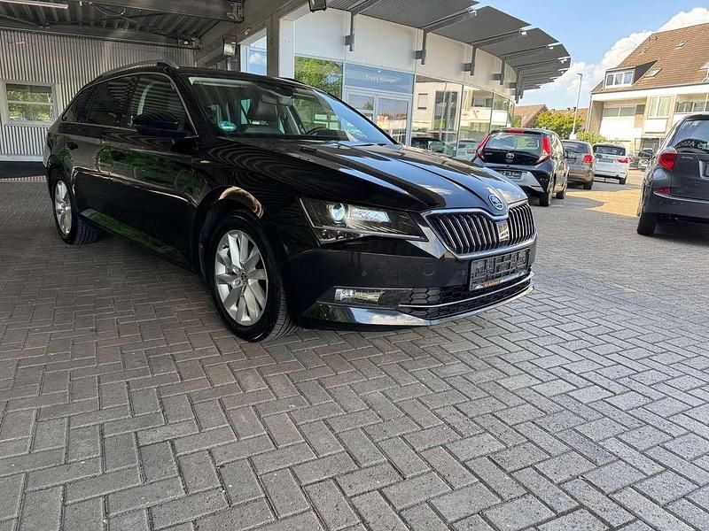 Schwarzmagic perleffekt Gebraucht 2017 Skoda Superb Style Kombi | 16.390 € (Fairer Preis) - Bild 1/4