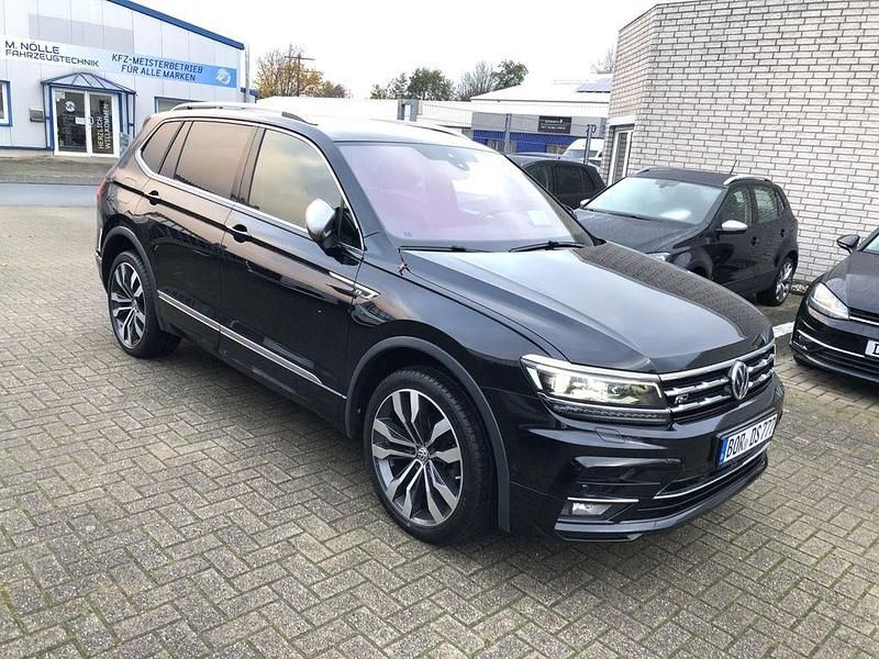 Gebraucht VW Tiguan Allspace R-line 150 PS (110 kW) 2021 Deep black perleffekt (metallic) SUV