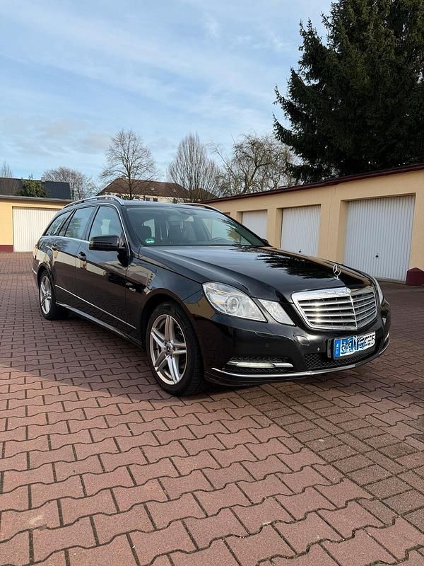 Gebraucht Mercedes E220 170 PS (125 kW) 2011 Schwarz Kombi
