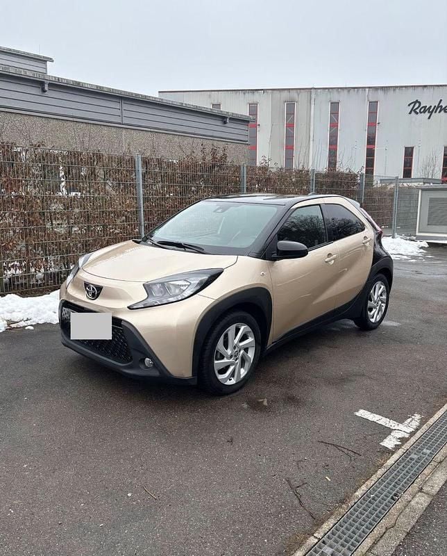 Beige Gebraucht 2022 Toyota Aygo X-plore Kleinwagen | 15.000 € (Fairer Preis) - Bild 1/4