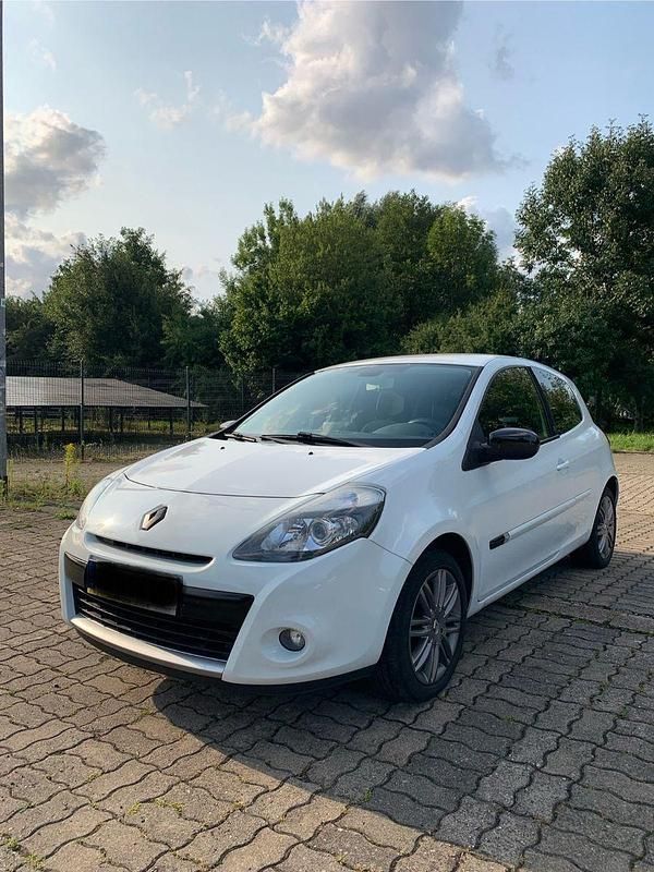 Weiß Gebraucht 2010 Renault Clio II Night&Day Limousine | 2.300 € (Guter Preis) - Bild 1/4