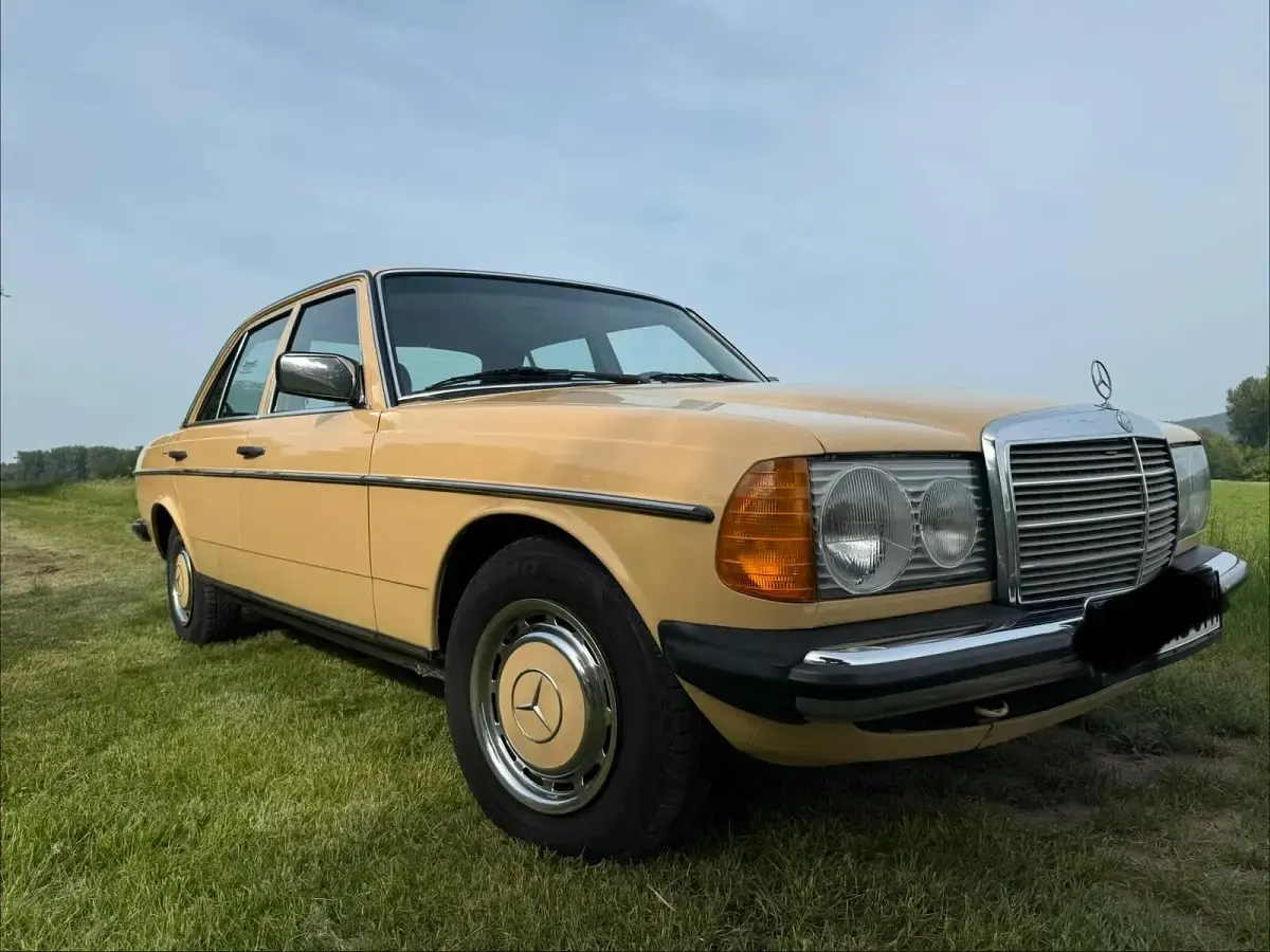 Gebraucht Mercedes 200 109 PS (80 kW) 1981 Gelb Limousine