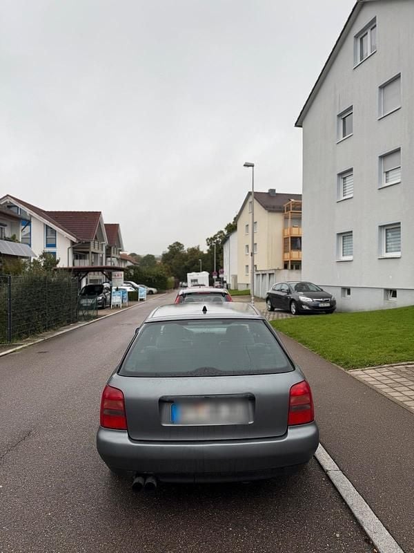 Grau Gebraucht 1998 Audi A4 Kombi | 1.000 € (Superpreis) - Bild 1/4