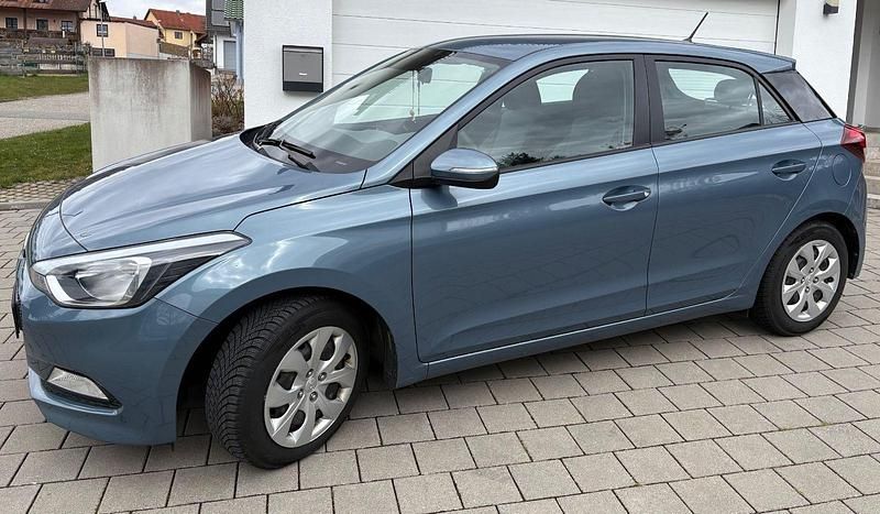 Gebraucht Hyundai i20 75 PS (55 kW) 2015 Blau Kleinwagen