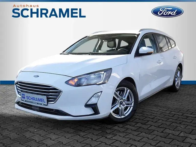Weiss / frozen white Gebraucht 2020 Ford Focus Cool & Connect Limousine | 16.490 € (Fairer Preis) - Bild 1/4
