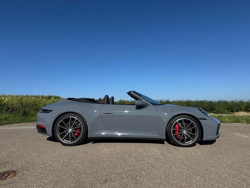 Grau Gebraucht 2024 Porsche 911 Carrera 4S Cabriolet Cabrio | 158.700 € (Fairer Preis) - Bild 1/4
