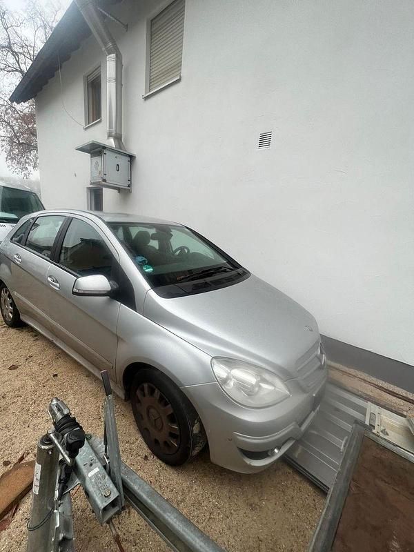 Gebraucht Mercedes B180 109 PS (80 kW) 2009 Silber Van / Kleinbus