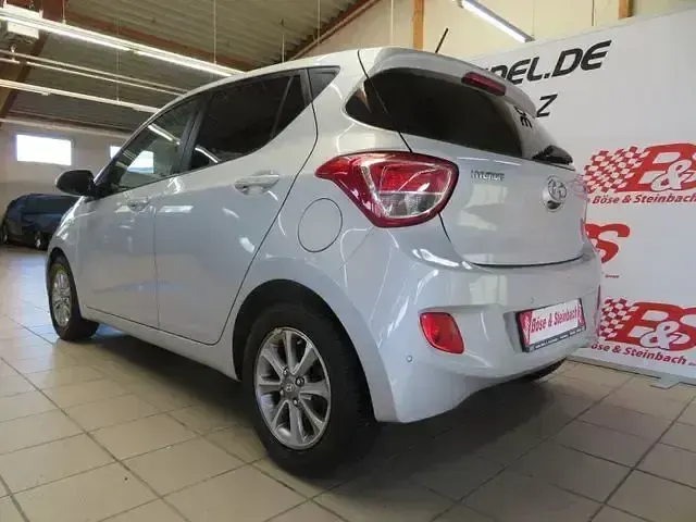 Gebraucht Hyundai i10 Trend 67 PS (49 kW) 2016 Silber Kleinwagen