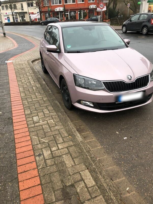 Violet Gebraucht 2016 Skoda Fabia Limousine | 8.999 € - Bild 1/4