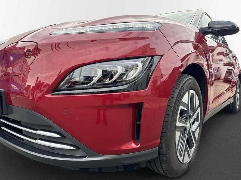 Gebraucht Hyundai Kona Trend 100 kW (136 PS) 2022 Rot SUV